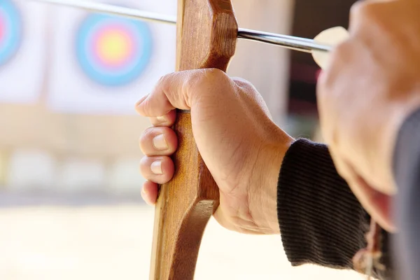 Archer sostiene su arco apuntando a un objetivo — Foto de Stock