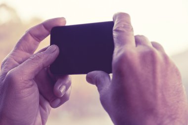 Adam telefonu ile fotoğraf çekme