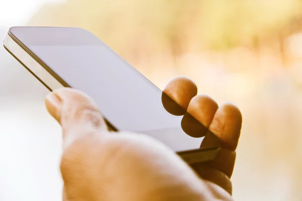 Hombre sosteniendo un teléfono móvil — Foto de Stock