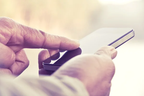 Hombre mensajes de texto en su teléfono inteligente — Foto de Stock