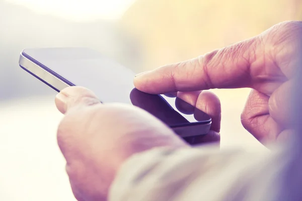 Mann schreibt SMS auf seinem Smartphone — Stockfoto