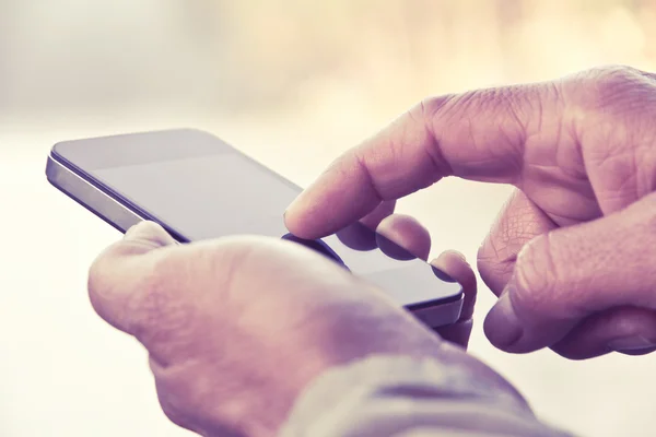 Homem mensagens de texto em seu smartphone — Fotografia de Stock