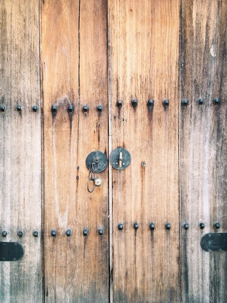 Vecchia porta di legno di una casa in Corea . — Foto Stock