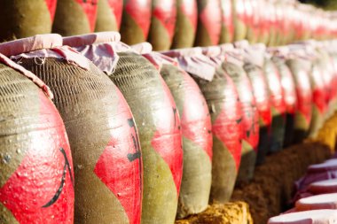 Gıda Depolama Ban Rak Thai (Tay seven köy, geleneksel kil kase)