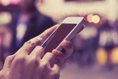 bir akıllı telefon kullanan kadın