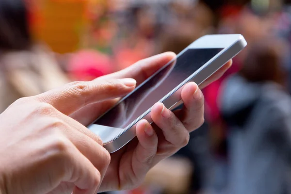 Mujer usando un teléfono inteligente — Foto de Stock