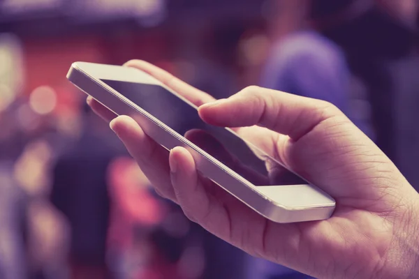 Mujer usando un teléfono inteligente — Foto de Stock