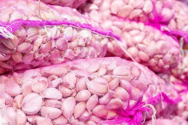 Bolsas de ajo en el mercado — Foto de Stock