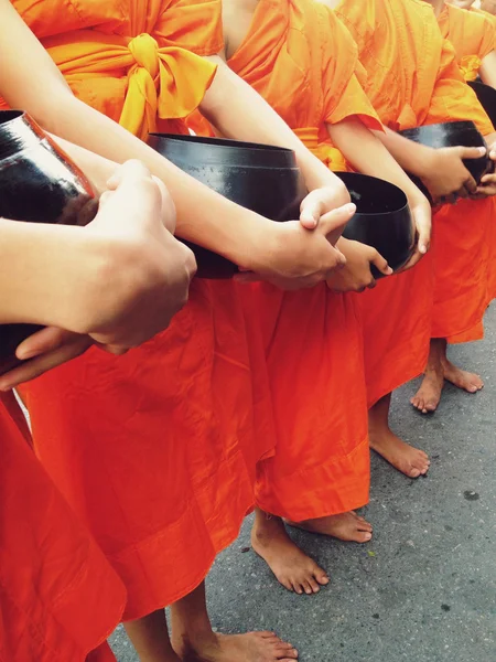 Speisopfer an einen Mönch — Stockfoto