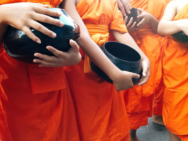Offerta di cibo a un monaco — Foto Stock