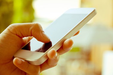 bir akıllı telefon kullanan kadın