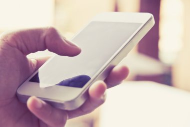 bir akıllı telefon kullanan kadın