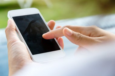bir akıllı telefon kullanan kadın
