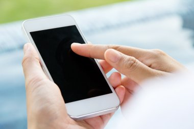 bir akıllı telefon kullanan kadın
