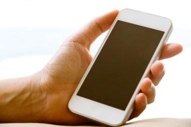Kadın el bir akıllı telefon tutarak