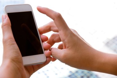 bir akıllı telefon kullanan kadın