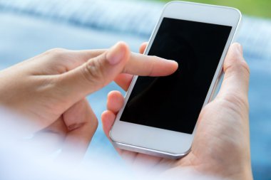 bir akıllı telefon kullanan kadın