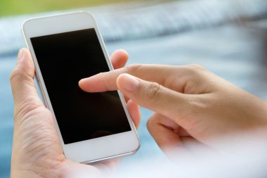 bir akıllı telefon kullanan kadın