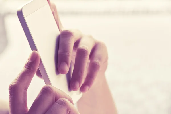 Mano de mujer sosteniendo un teléfono inteligente — Foto de Stock