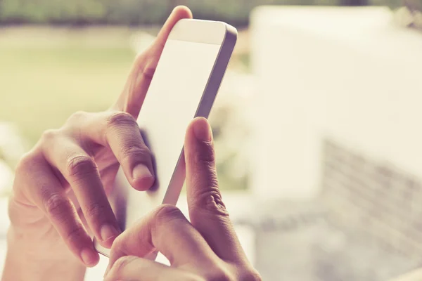 Mano de mujer sosteniendo un teléfono inteligente — Foto de Stock