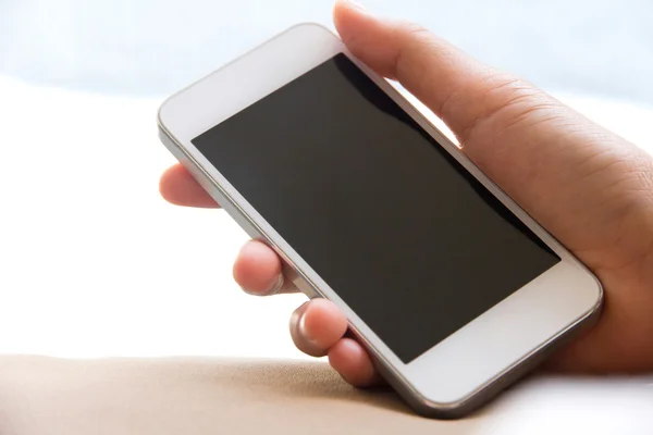 Mano de mujer sosteniendo un teléfono inteligente — Foto de Stock