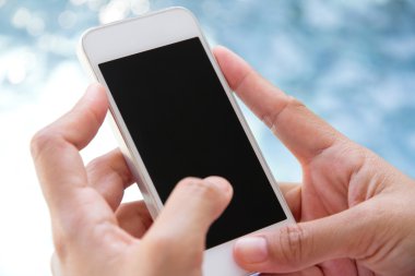 bir akıllı telefon kullanan kadın