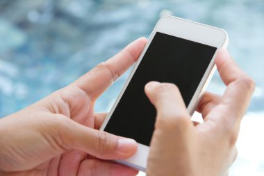 bir akıllı telefon kullanan kadın