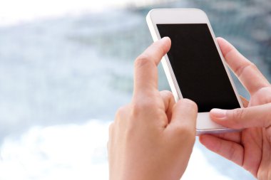 bir akıllı telefon kullanan kadın