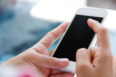 bir akıllı telefon kullanan kadın