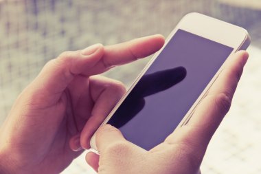 bir akıllı telefon kullanan kadın