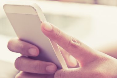 bir akıllı telefon kullanan kadın