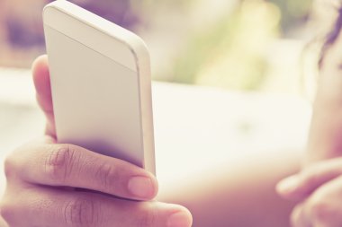 bir akıllı telefon kullanan kadın