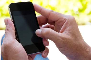 adam onun telefon arka plan denetimi