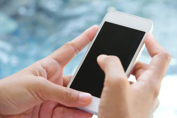 Mujer usando un teléfono inteligente — Foto de Stock