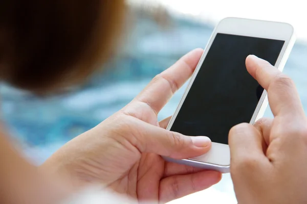 Femme utilisant un téléphone intelligent — Photo