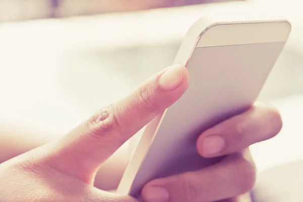 Vrouw met behulp van een slimme telefoon — Stockfoto