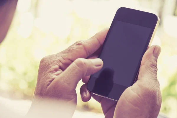 Man zijn telefoon achtergrond controleren — Stockfoto