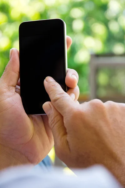 Uomo che controlla il suo passato telefonico — Foto Stock