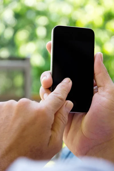 Man kontrollera sin telefon bakgrund — Stockfoto