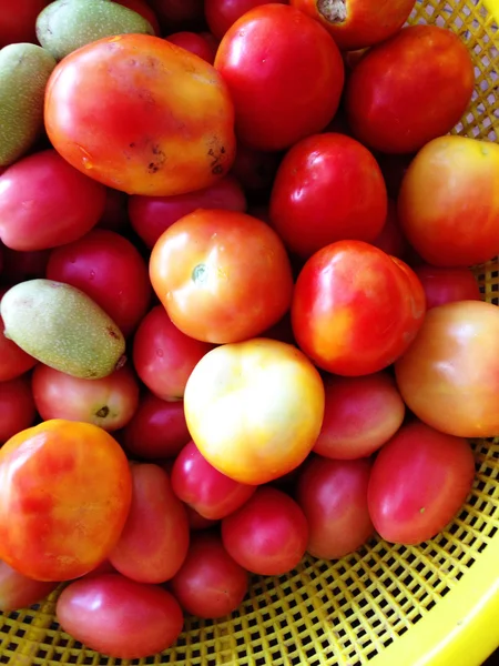 Reife Tomaten auf dem Wochenmarkt — Stockfoto