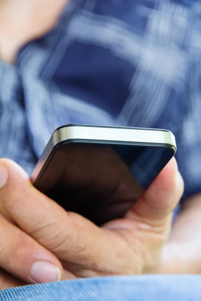 Hombre revisando su teléfono — Foto de Stock