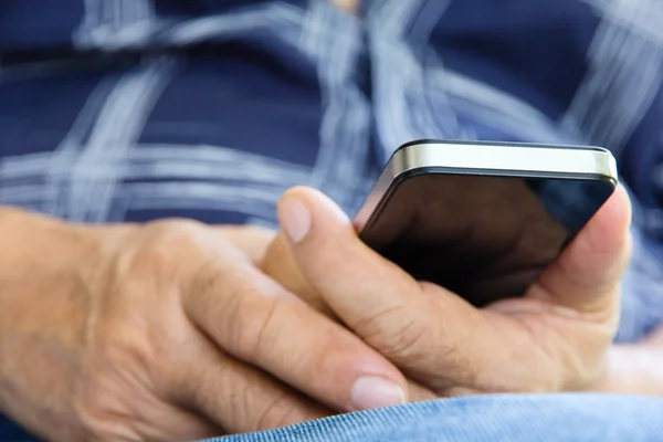 L'homme vérifie son téléphone — Photo