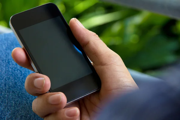 Man kontrollera sin telefon — Stockfoto