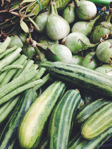 Berenjenas y pepinos verdes — Foto de Stock