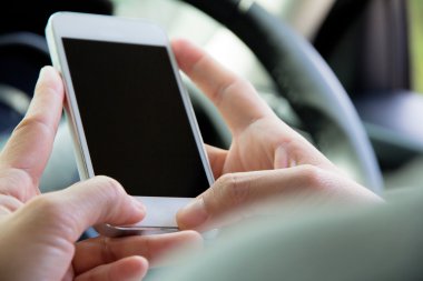 Arabada telefon görüşmesi.