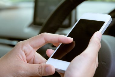 Arabada telefon görüşmesi.