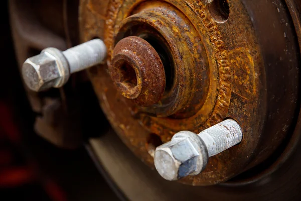 Rusty brake disk and detail of the wheel hub — Stock Photo, Image