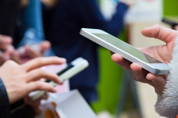 Usando un teléfono en una ciudad — Foto de Stock