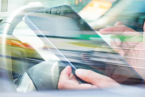 Utilisation de la tablette numérique double exposition et vue floue de la voiture sur la rue de la ville — Photo