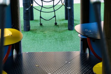 Gün boyunca parkta boş çocuk parkı. Seçici odak.